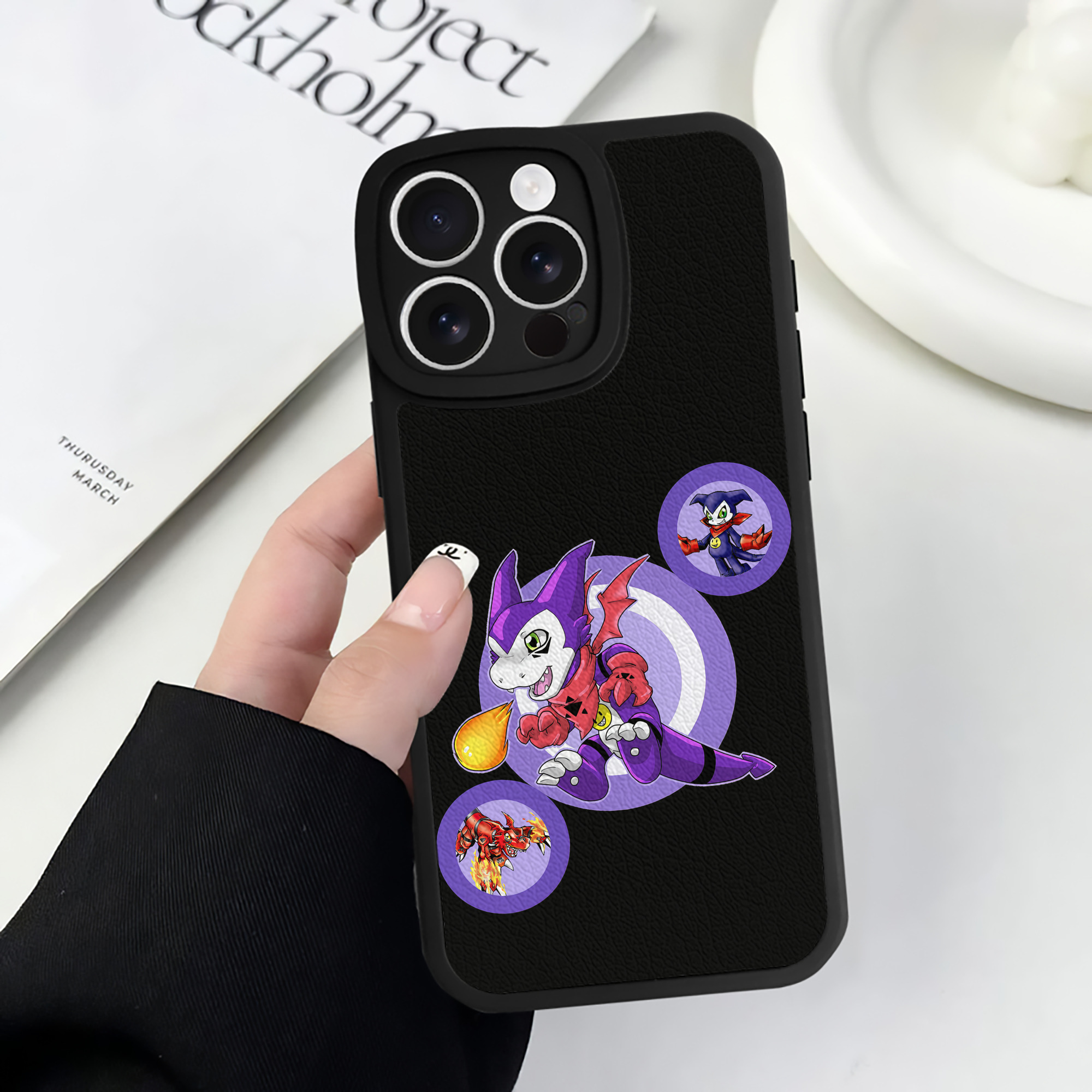 （画像用） Digimon デジタルモンスター/デジモン 【iPhone 16シリーズ対応】シリコンスマホケース（レザー調） 材質：シリコン